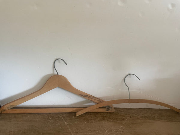 <€€ Wood Hanger Set/2 17” Suit/Trouser & 16” Jacket/Dress/Shirt Natural Look