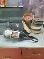 €< Dayton 7" Sander & Polisher Model 2Z302 7amp with Metal Carry Case & lot of sanding pads