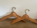 <€€ Wood HANGERS Set/6 17” Natural Look Jacket/Dress/Shirt