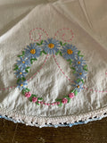 <€€ White Table Cover Doilie 16” Round Embroidered Flowers & Edge Cotton