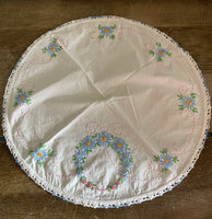 <€€ White Table Cover Doilie 16” Round Embroidered Flowers & Edge Cotton