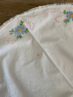 <€€ White Table Cover Doilie 16” Round Embroidered Flowers & Edge Cotton