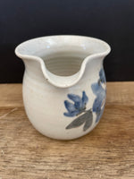 ~€ Vintage Cindy Angliss Pottery Handmade Creamer Pitcher Blue Flowers 3.75” H Country Farmhouse