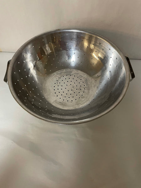 ~€ Large 13” Stainless Steel Colander w/ Handles Pedestal Base