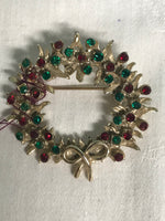 ~€ Vintage Jeweled Gold Christmas Wreath Brooch Lapel Pin