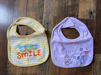 € Set/2 Carter's Baby Girl One Size 100% Cotton Adjustable Bib Yellow “Grandma” Purple “Cute”