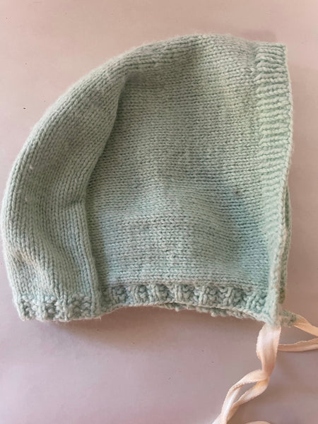 V€€ Vintage 1960s Baby Girls Green Knit Crochet Bonnet Hat Cap Lightweight