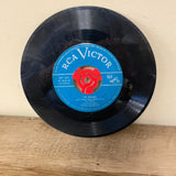 a* Vintage CHRISTMAS MUSIC PERRY COMO RCA Victor Record 45 RPM Vinyl Record
