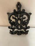 <€€ Vintage Black Cast Iron Trivet Hot Plate Ornate Angels Cherubs Pattern Footed